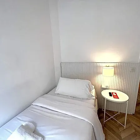 The Mo Gotic Отель 2*